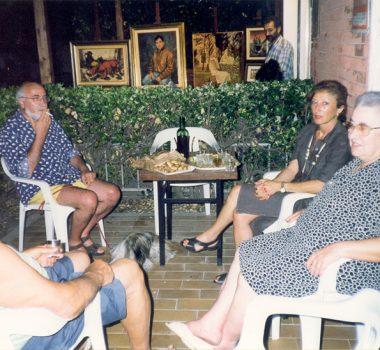 In primo piano Pietro Cavallini e la moglie Gina sullo sfondo la galleria